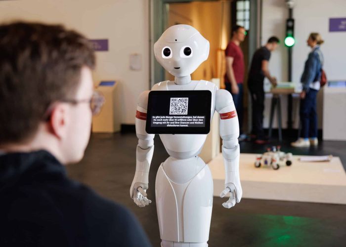 Sonderausstellung „Künstliche Intelligenz. Die letzte Erfindung der Menschheit?“ im MIK Museum Industriekultur Osnabrück, Humanoider Roboter, eine Leihgabe des Instituts für Kognitionswissenschaft der Universität Osnabrück