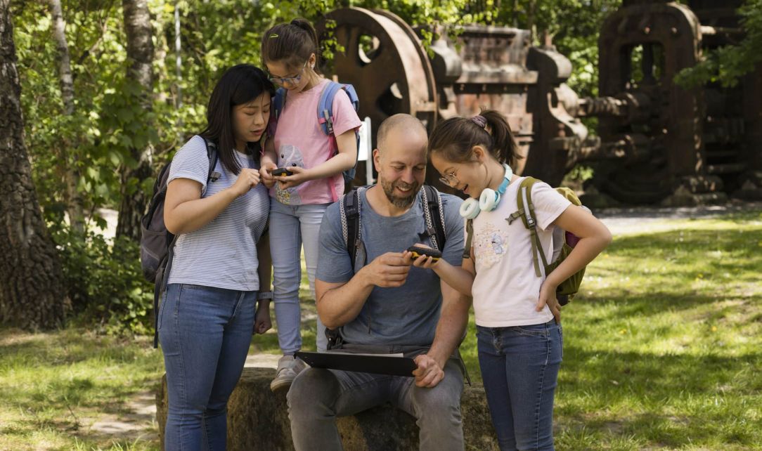 Familie mit GPS-Gerät beim Geocaching