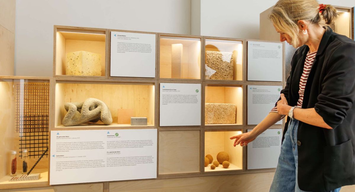 Eine Vitrine mit Innovativen Baustollen