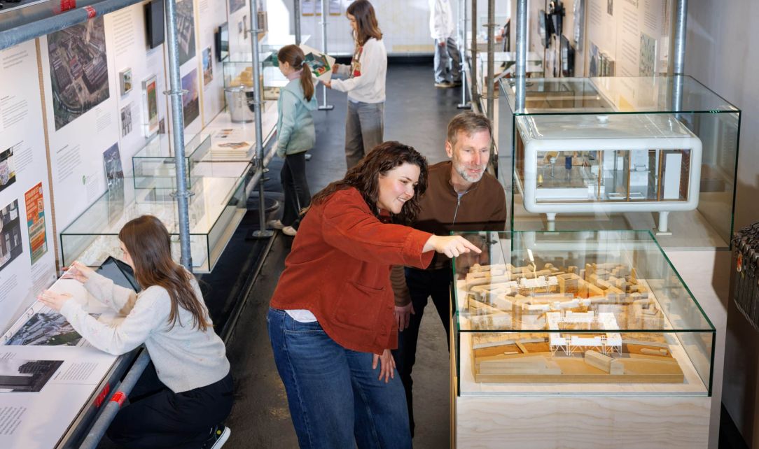 Blick in die Ausstellung Zukunft Bauen scaled de7ecff1