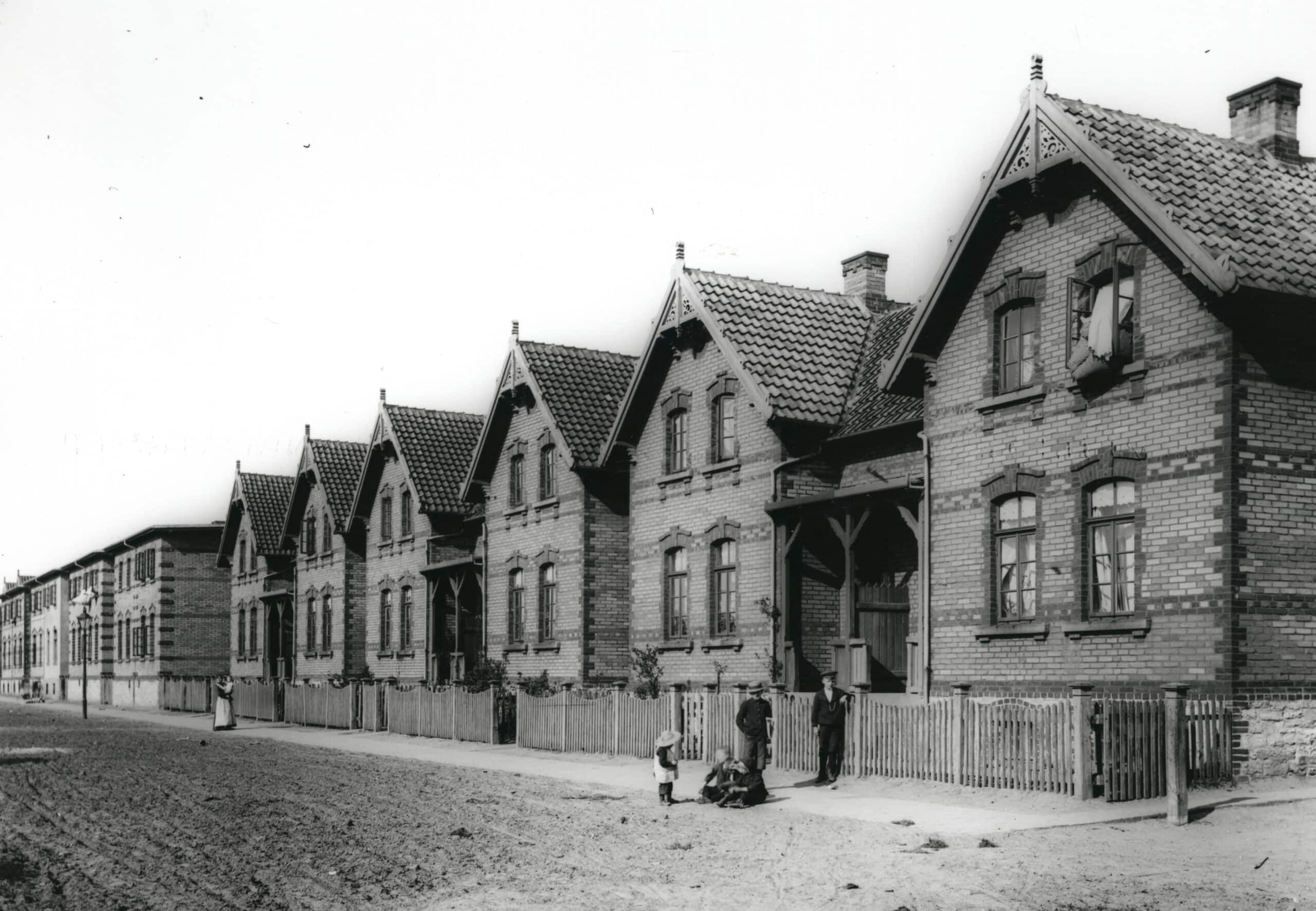 Blick auf Häuserreihe des gemeinnützigen OS Bauvereins, Oststraße, um 1900