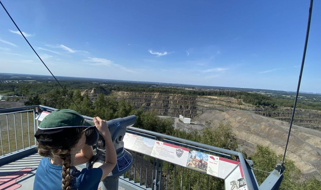 Kind auf der Aussichtsplattform Piesberg