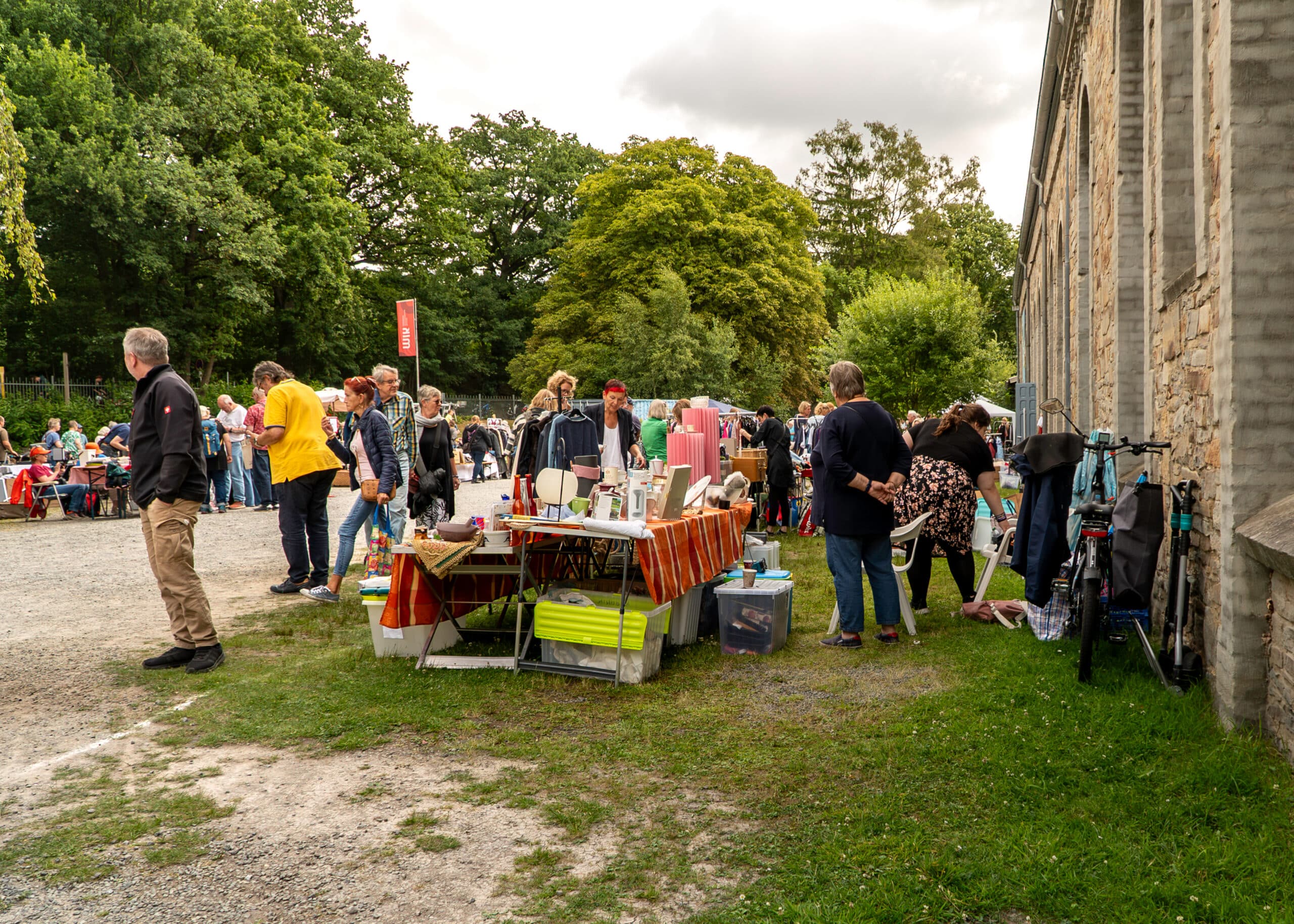 Besucher:innen stöbern beim Kulurflohmarkt