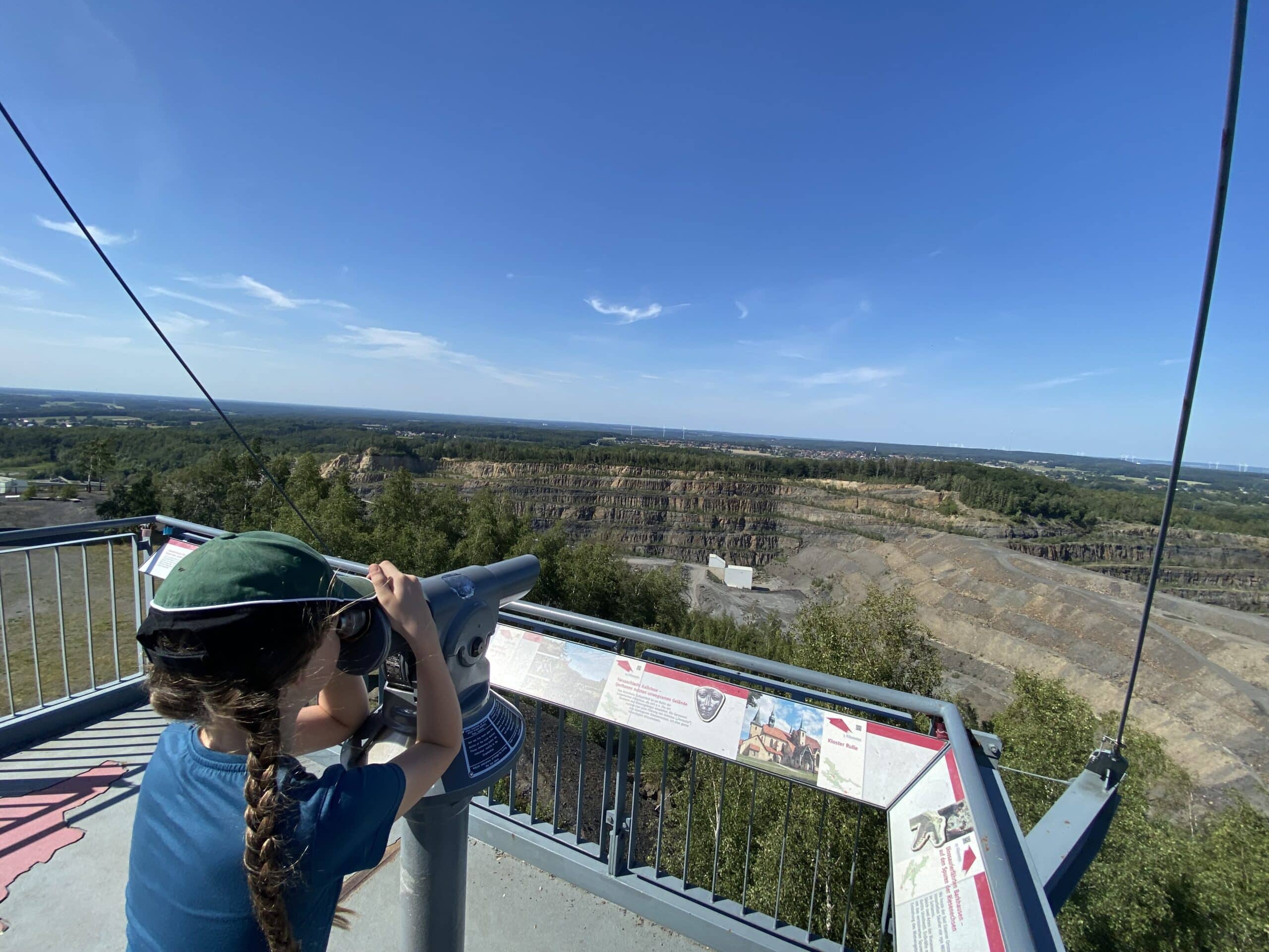 Kind auf der Aussichtsplattform Piesberg