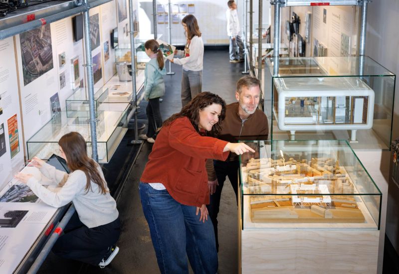 Blick in die Ausstellung Zukunft Bauen scaled 1c00ff38