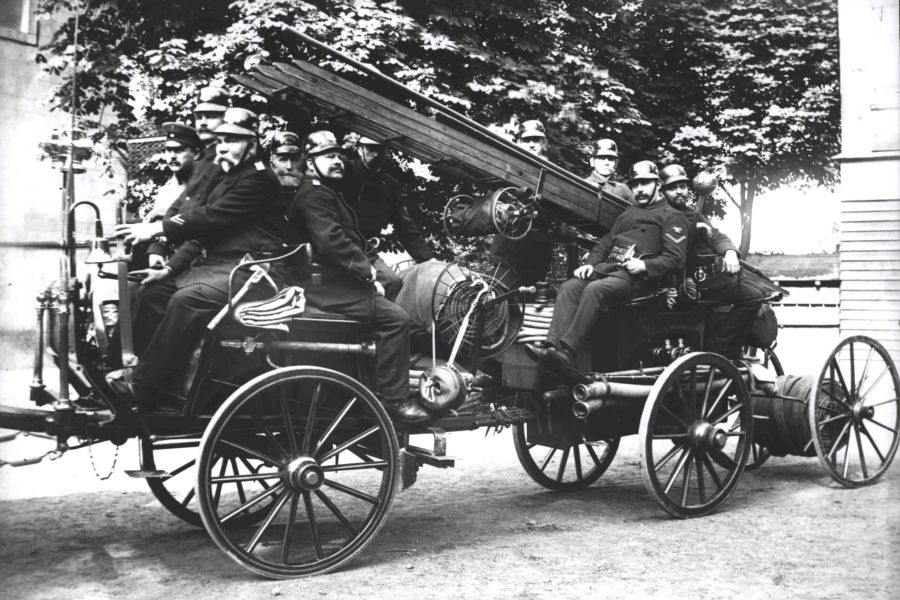 Fahrbare Drehleiter der Osnabruecker Feuerwehr um 1900 1 scaled 79121069