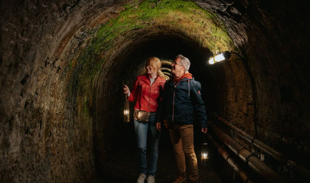 Menschen mit Grubenlampe im Stollen