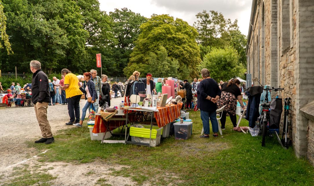 Besucher:innen stöbern beim Kulurflohmarkt