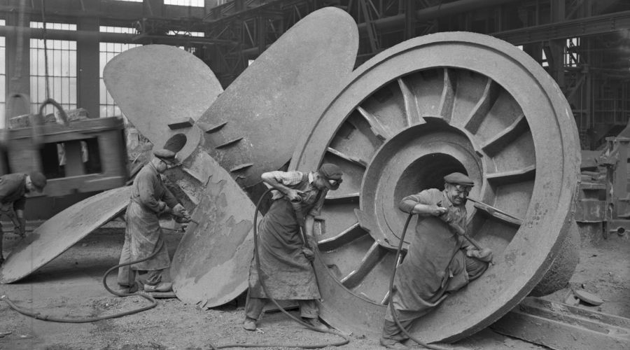 Stahlwerk Osnabrueck Putzen einer Schiffsschraube 1950er1960er Jahre Foto Bosselmann Sammlung MIK b0ed1b55