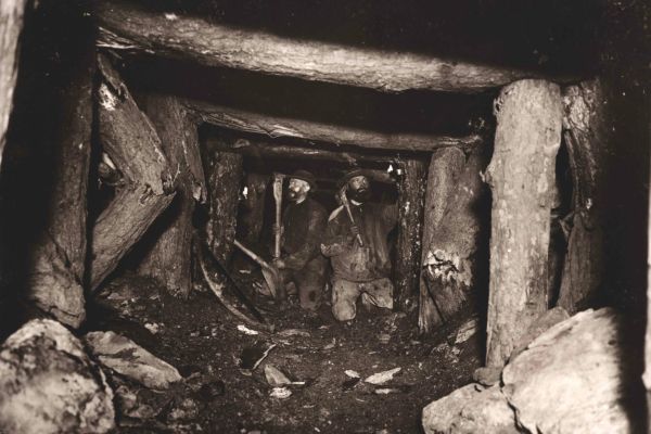 10 Reparatur durch Zimmerhauer in der ersten Tiefbausohle Flo%CC%88tz Johannisstein A. Wurm um 1894 scaled 1 cc5be85c