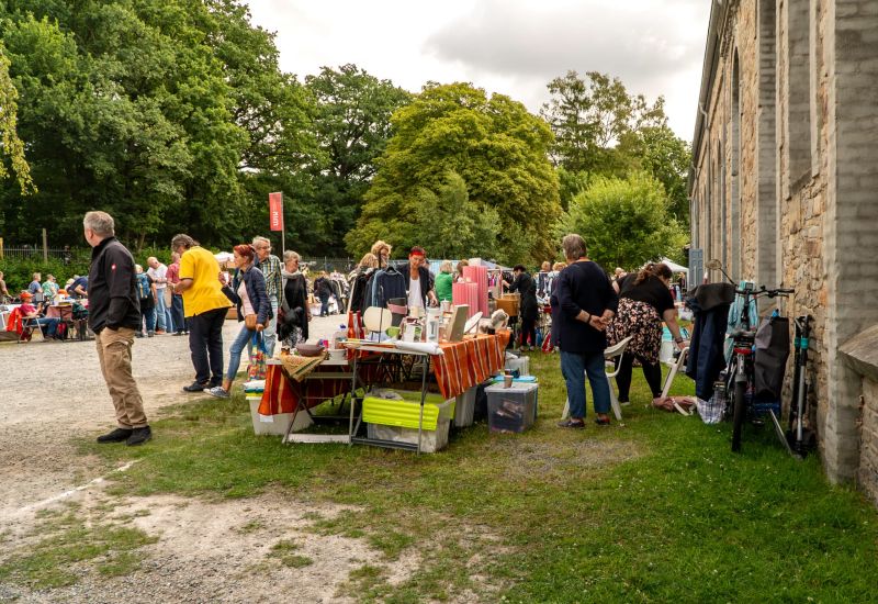 Besucher:innen stöbern beim Kulurflohmarkt